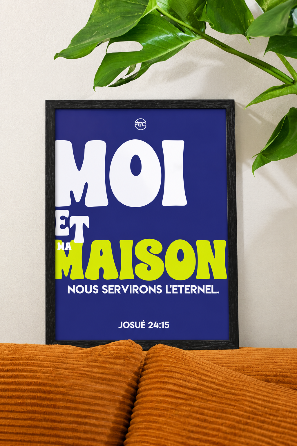 Cadre Moi et ma maison posé sur un canapé